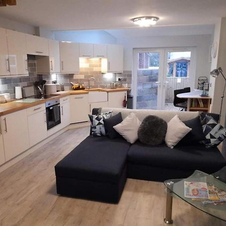 Outstanding Modern 1-Bed House In Chippenham Чипенъм Екстериор снимка