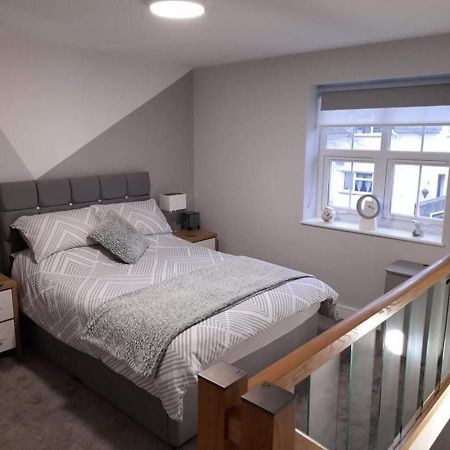 Outstanding Modern 1-Bed House In Chippenham Чипенъм Екстериор снимка