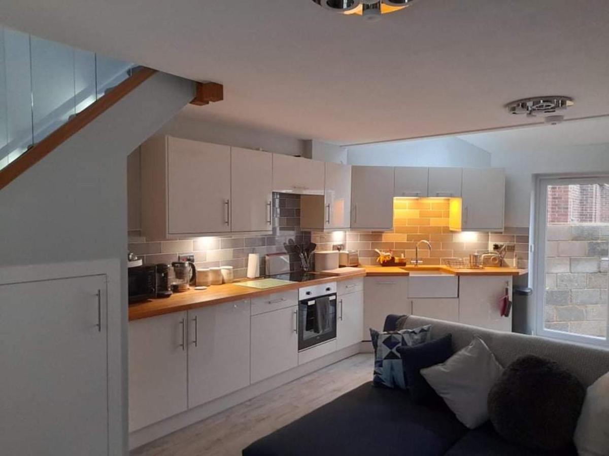 Outstanding Modern 1-Bed House In Chippenham Чипенъм Екстериор снимка