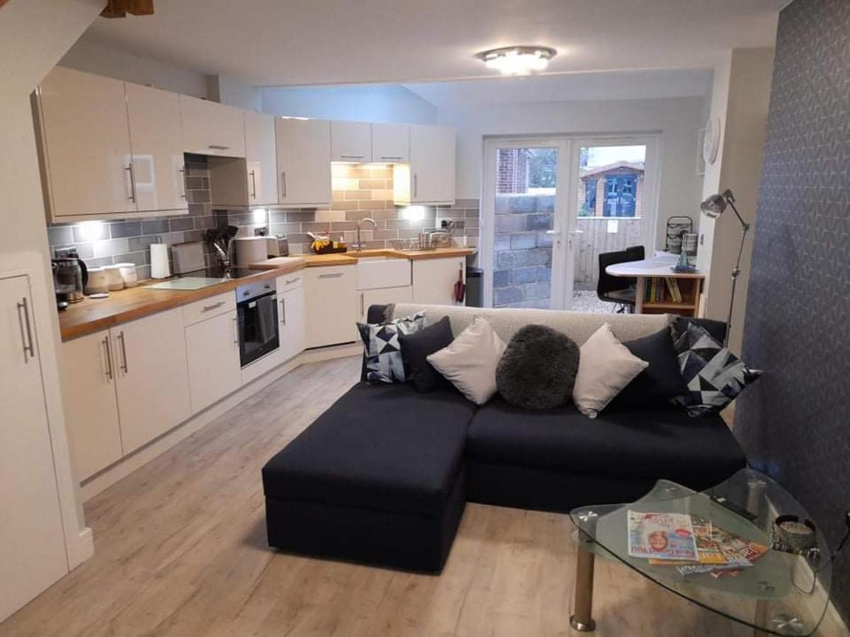 Outstanding Modern 1-Bed House In Chippenham Чипенъм Екстериор снимка