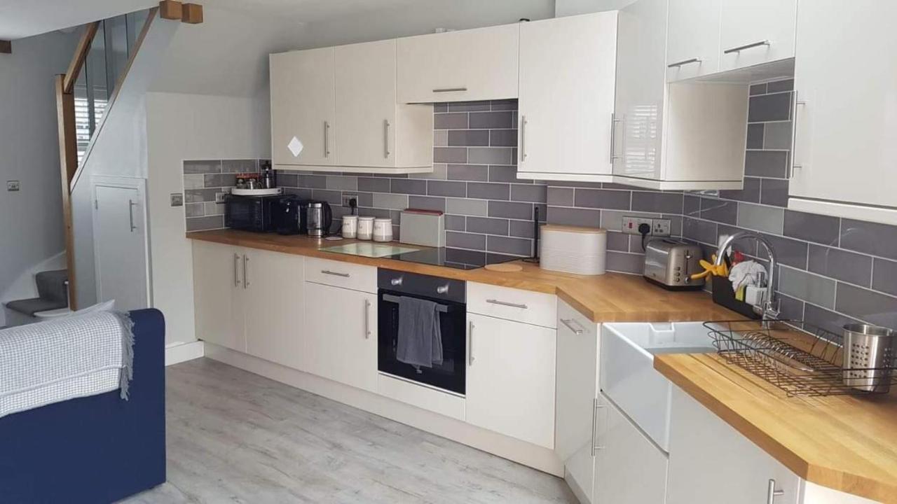 Outstanding Modern 1-Bed House In Chippenham Чипенъм Екстериор снимка