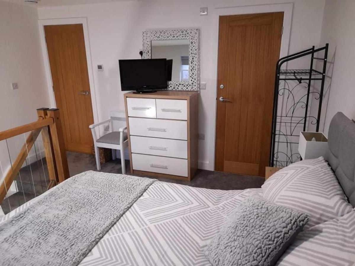 Outstanding Modern 1-Bed House In Chippenham Чипенъм Екстериор снимка