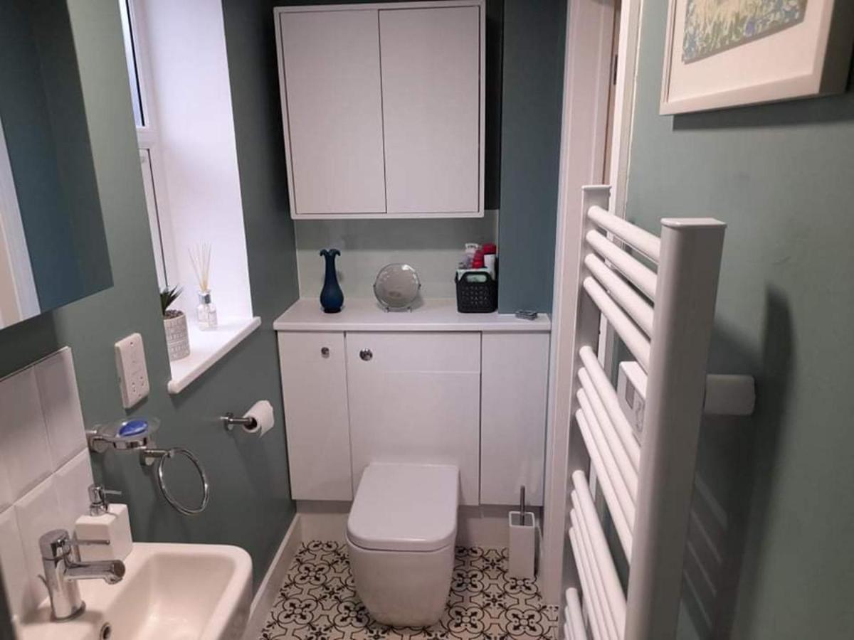 Outstanding Modern 1-Bed House In Chippenham Чипенъм Екстериор снимка