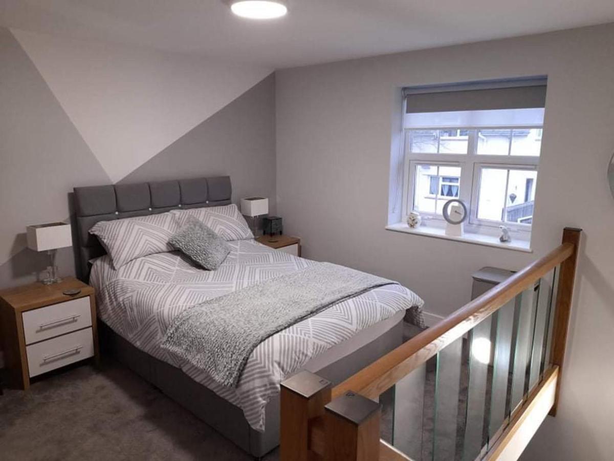 Outstanding Modern 1-Bed House In Chippenham Чипенъм Екстериор снимка