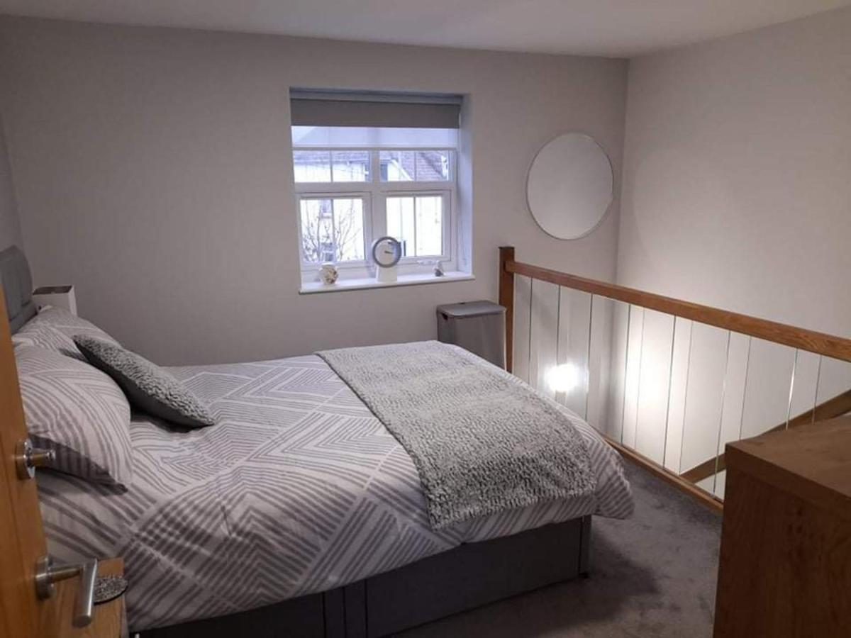 Outstanding Modern 1-Bed House In Chippenham Чипенъм Екстериор снимка